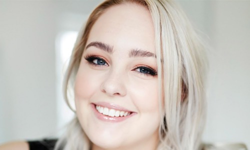 Julia Sofia signerer i boghandlen