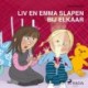 Liv en Emma: Liv en Emma slapen bij elkaar