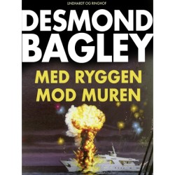 Med ryggen mod muren