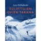 Suljettujen ovien takana