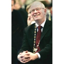 Politi & Politik bag facaden: Never, never give up