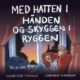 Med hatten i hånden og skyggen i ryggen