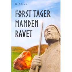 Først tager manden ravet