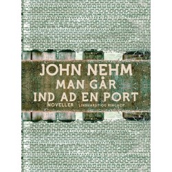 Man går ind ad en port