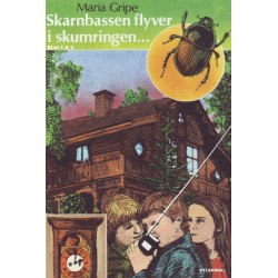 Skarnbassen flyver i skumringen