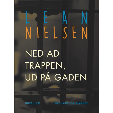 Ned ad trappen, ud på gaden