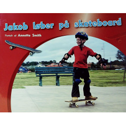 Jakob løber på skateboard