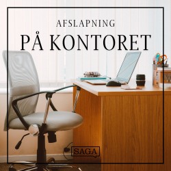 På kontoret – tastatur, papir og kaffekopper