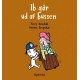 Ib går ud af bussen