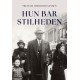 Hun bar stilheden