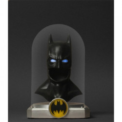 Batman: Deluxe Cowl: Lights up!